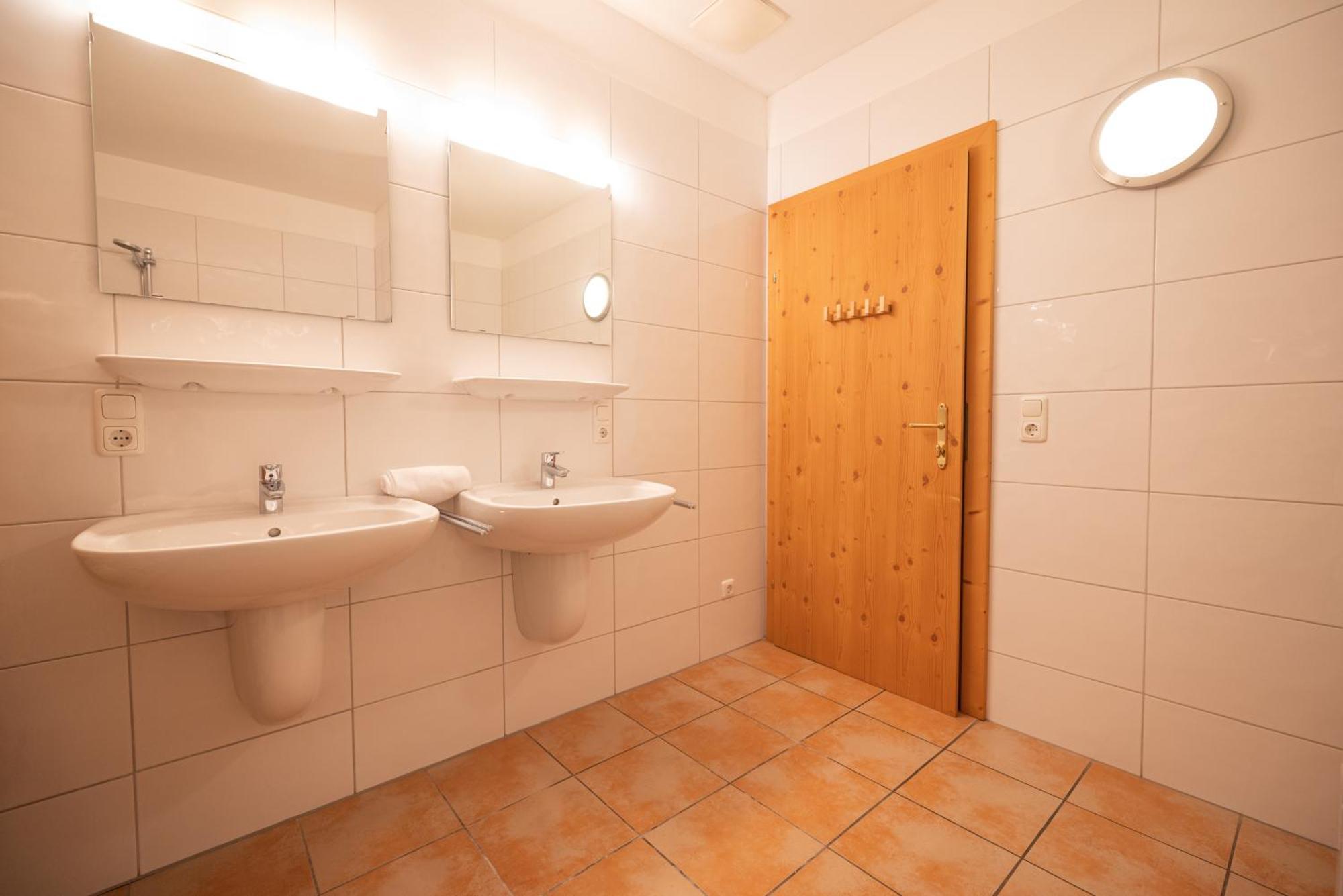 All Seasons Lodge By All In One Apartments Капрун Екстериор снимка