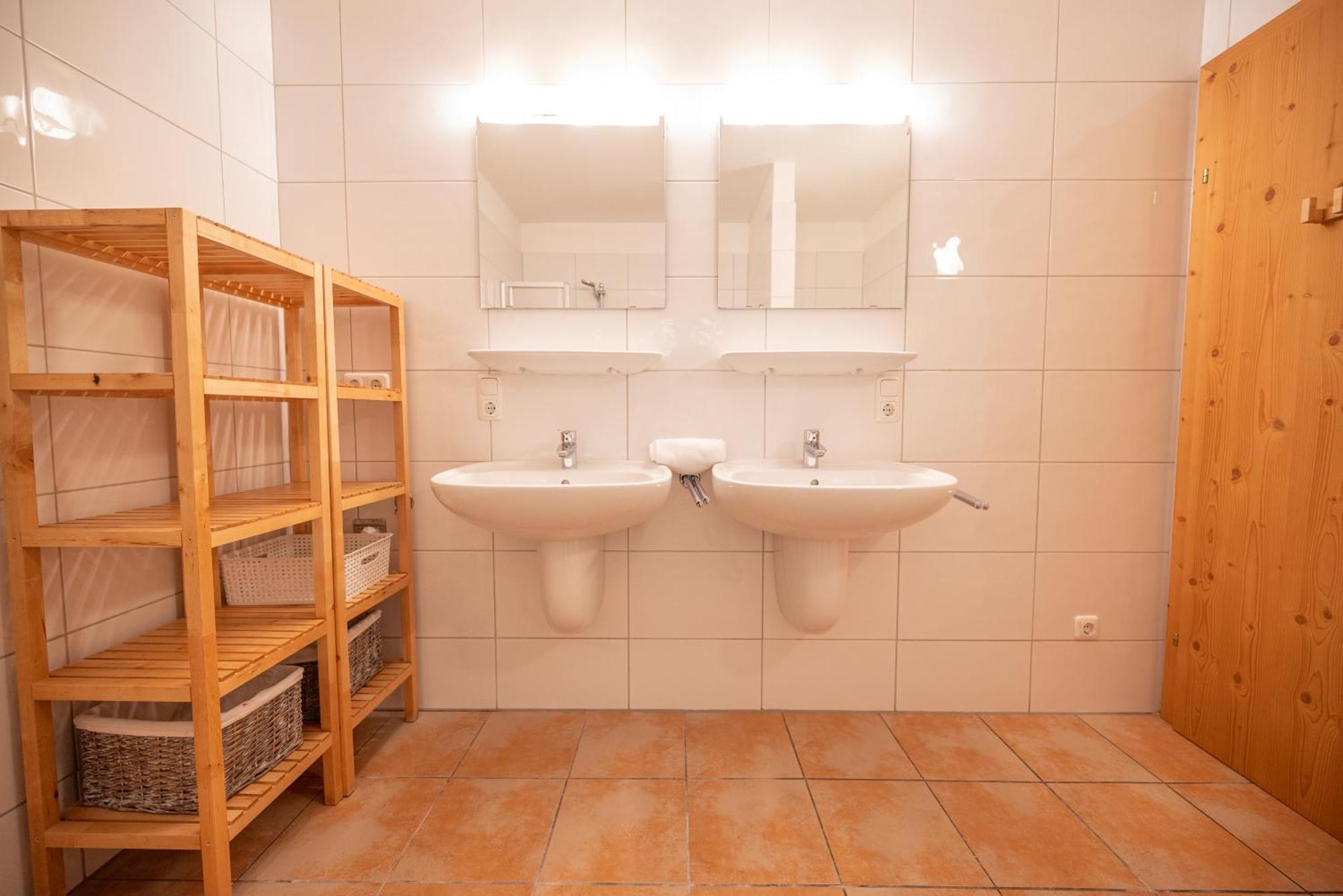 All Seasons Lodge By All In One Apartments Капрун Екстериор снимка
